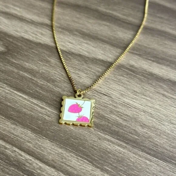 Strawberry Pendant Necklace Q70 - Picture 6 of 7